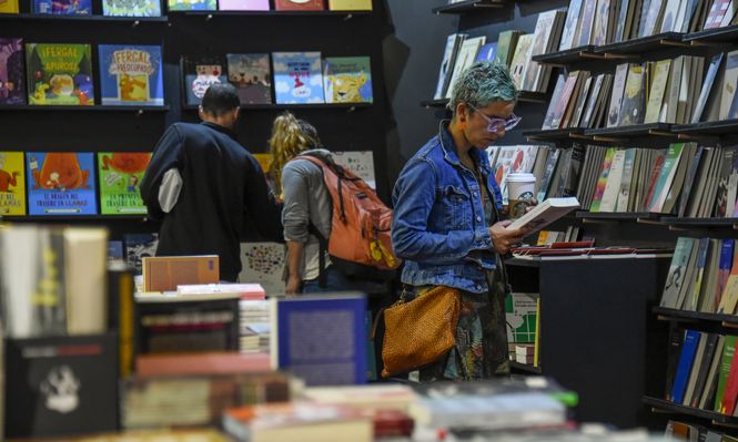 Las mujeres uruguayas leen más y con más frecuencia que los hombres, y casi la mitad de los uruguayos no leyó ni un libro en 2025