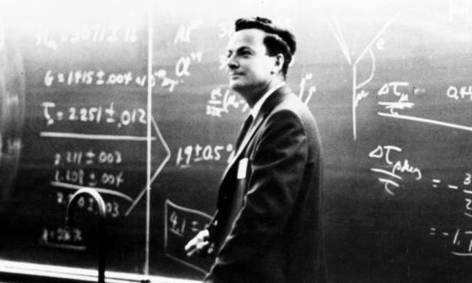 Richard Feynman tenía una gran habilidad para explicar temas complejos en términos simples.