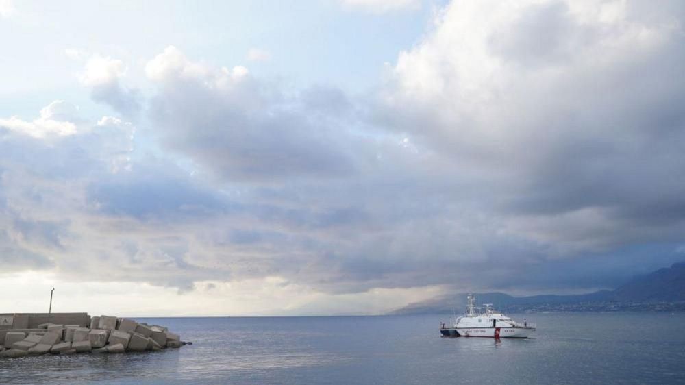 Los equipos de salvamento afrontan el dilema de rescatar o no los restos del barco.