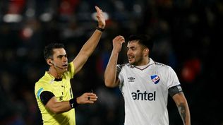 Maxi Gómez y el juez brasileño Flavio Souza