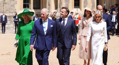 Brigitte, camina distante de su esposo, los reyes Carlos y Camila, y los príncipes de Gales.
