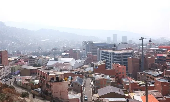 El humo de los graves incendios forestales en Bolivia genera contaminación del aire en varias regiones del país.