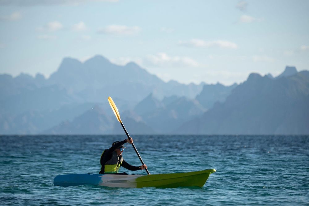 En Loreto es posible navegar en kayak en excursiones lideradas por antiguos pescadores que hoy son guías naturalistas capacitados.