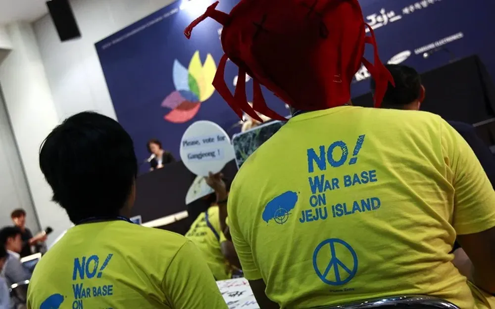 Activistas medioambientales protestan durante una conferencia en el marco del Congreso de la Unión Internacional para la Conservación de la Naturaleza, en Jeju, Corea del Sur