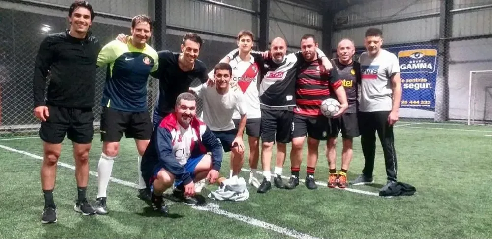 Juan Sartori junto a Juan Straneo en un fútbol que los senador jugó al día de volver al país