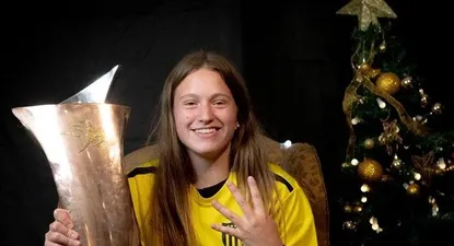 Lucía Flores con el trofeo