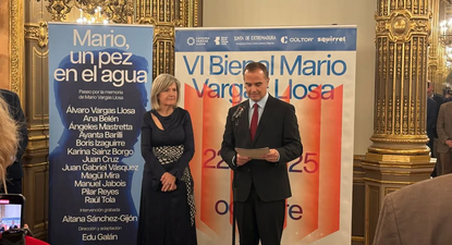 Victoria Bazaga, Consejera de Cultura de Extremadura, y Raúl Tola, Director de la Cátedra Vargas Llosa, en la presentación de la Bienal Vargas Llosa en Madrid.