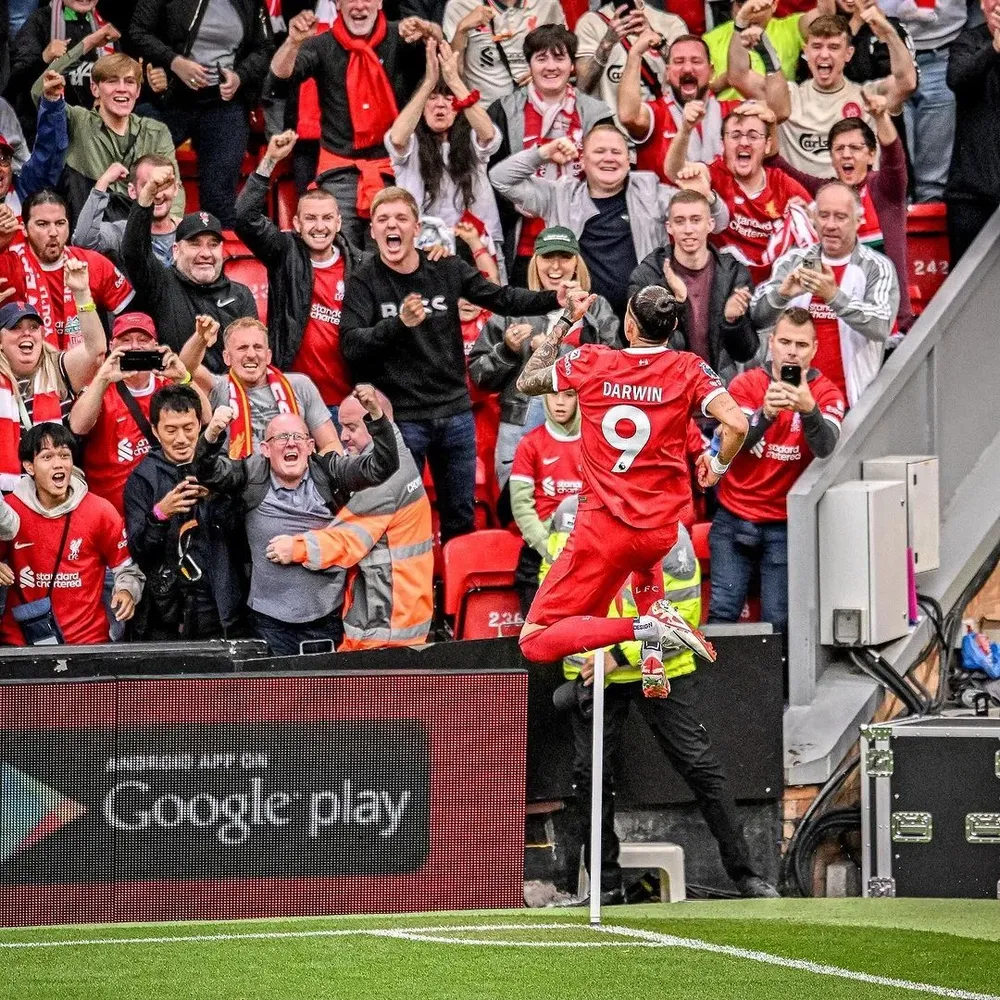 El festejo de Darwin Núñez con los hinchas de Liverpool luego de su gol ante West Ham