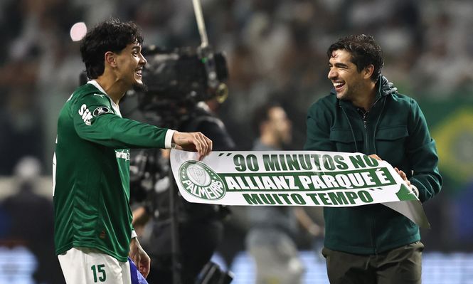 Gustavo Gómez y el DT ABel Ferreira celebran la clasificación de Palmeiras
