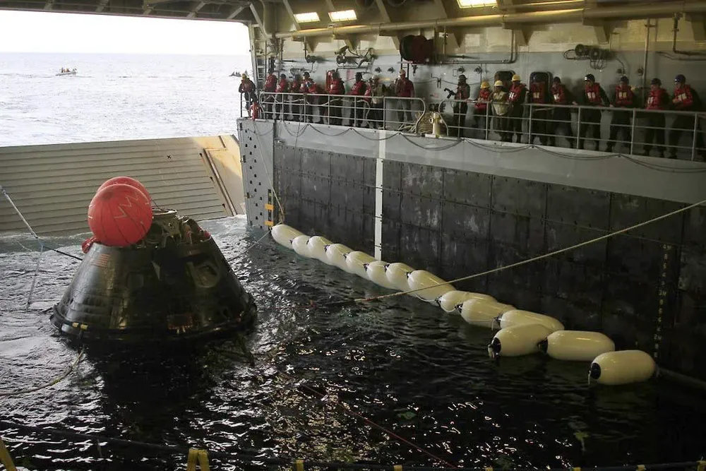 Orión siendo arrastrado hacia la cubierta de un barco de la fuerza naval estadounidense luego de su regreso a Tierra