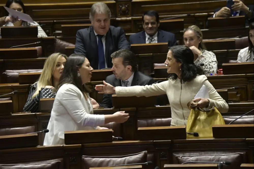 Interpelante e interpelada se saludan antes de una sesión que culminó sin acuerdos ni anuncios.