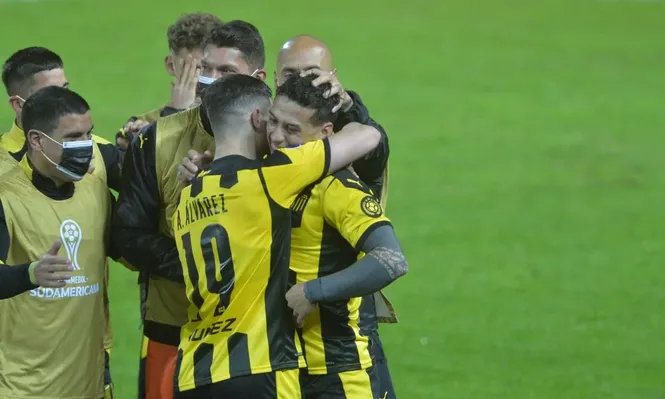 Álvarez Martínez saluda a Trindade tras el gol