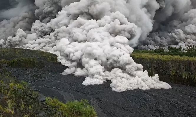 VIDEO: el momento de la erupción del Volcán Semeru en Indonesia que obliga a evacuar a casi 1.000 personas.