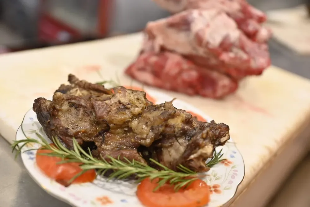 Plato con base en cogote ovino.