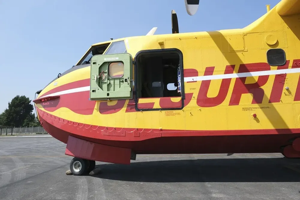 Los aviones enviados por la Unión europea para combatir los incendios en España. (EFE)