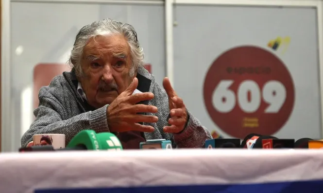 José Mujica en la conferencia de prensa en la que anunció que tiene un tumor en el esófago. Archivo
