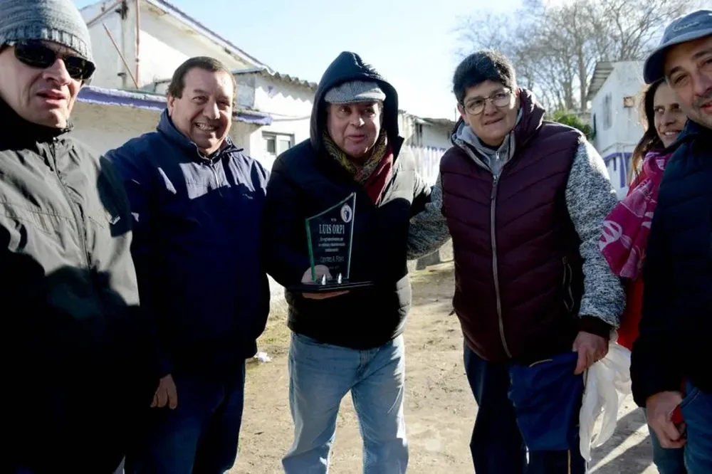 Fénix homenajeó al humorista y actor Luis Orpi, por su constante y desinteresada colaboración con la institución de Capurro