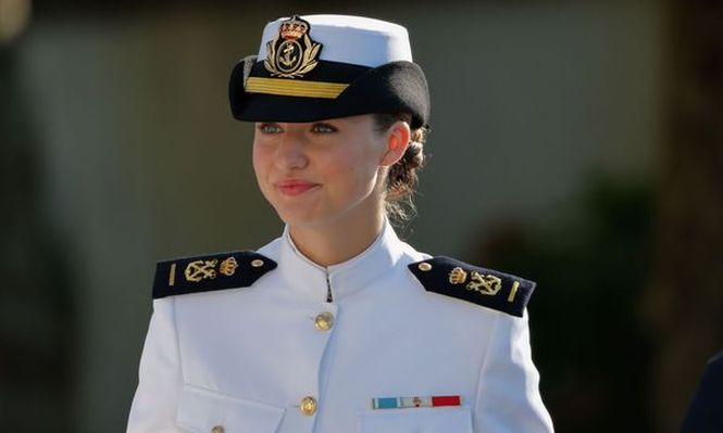 La princesa Leonor en una ceremonia en la Escuela Naval de Marín