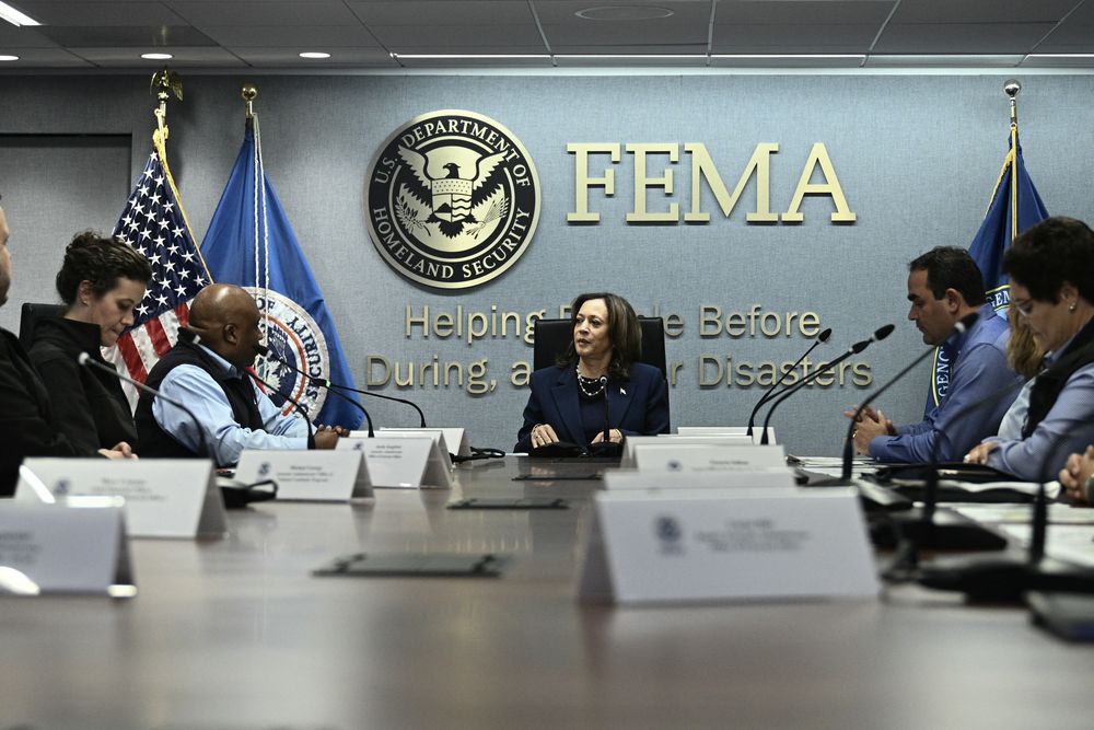 Kamala Harris visit&oacute; el lunes la sede de la Agencia Federal para el Manejo de Emergencias (FEMA)
