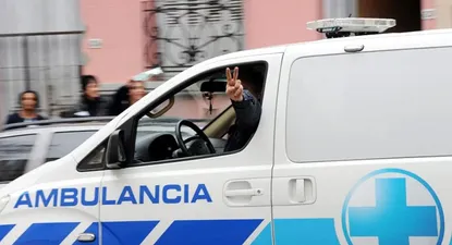 El Observador | Ambulancia frente al Hospital Español.
