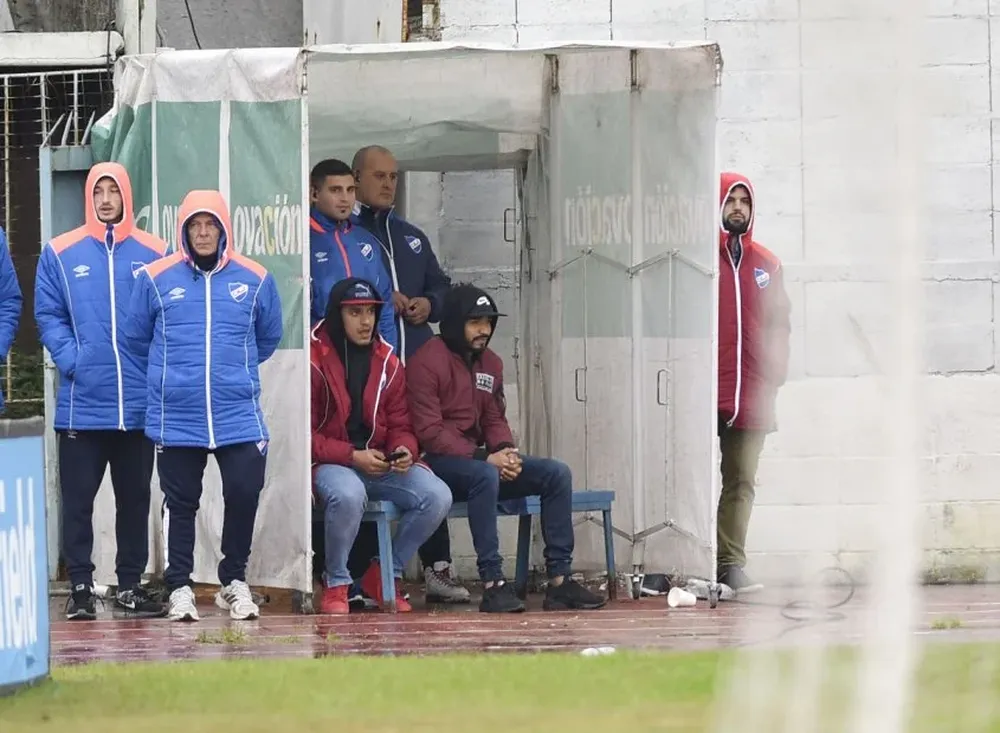 Diego Polenta, suspendido y Rodrigo Aguirre, lesionado, observaron el triunfo de Nacional ante Cerro, a un lado de la cancha