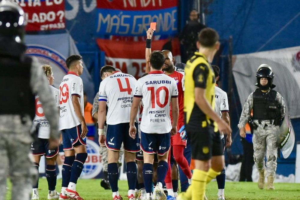 Diego Polenta ingresa a protestarle a Esteban Ostojich al finalizar el partido y el futbolista es expulsado