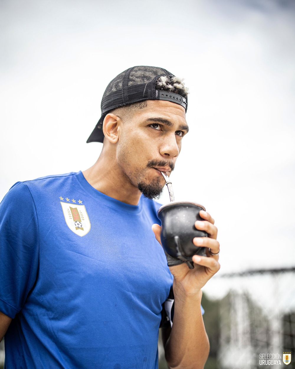 Ronald Araujo  llegó de gorra este jueves
