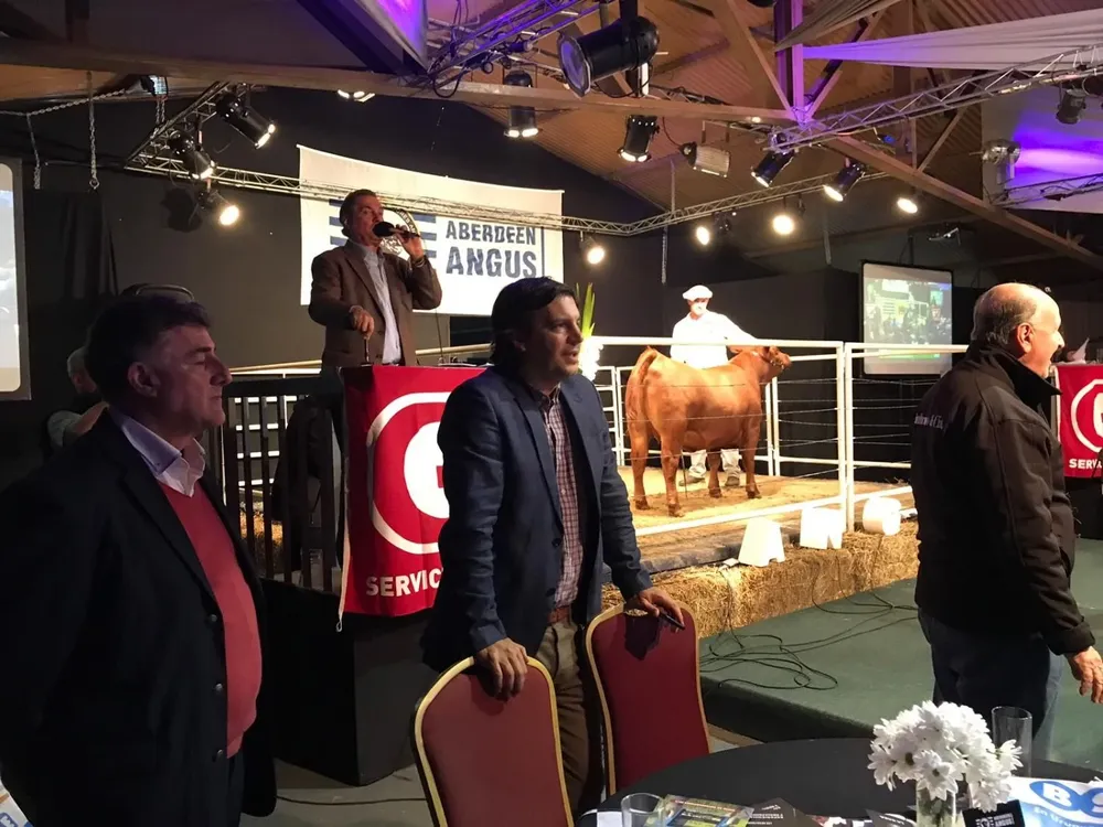Álvaro Díaz Nadal, presidnte de la raza, con la camiseta de la celeste.