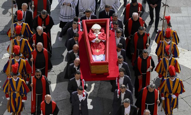 El féretro del papa Francisco es llevado a la Basílica de San Pedro. EFE
