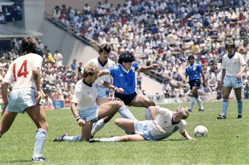 Maradona esquivando ingleses en México 1986