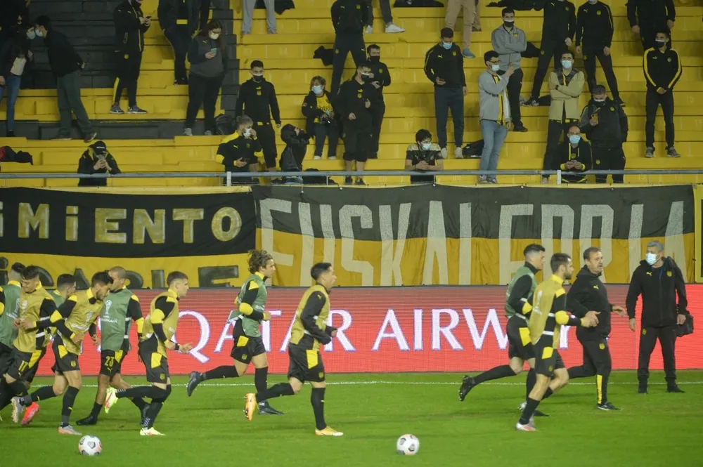 Peñarol frente a Sporting Cristal en el Campeón del Siglo