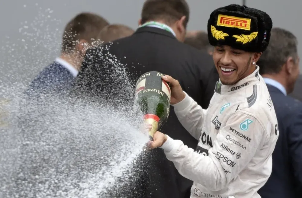 Hamilton en lo más alto del podio: una costumbre