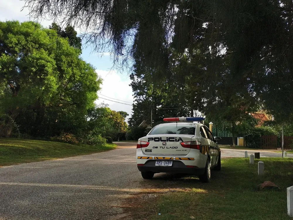 Móvil de policía ubicado frente a la casa del joven agredido