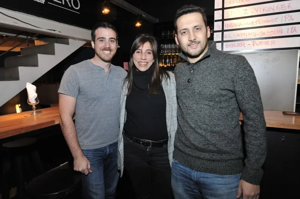 Martín Giura, Macarena Botta y Nicolás Bistolfi en Shetlter Patio Cervecero