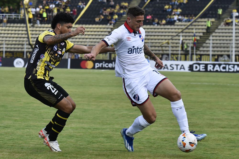 Jefre Vargas de Deportivo Táchira ante Gastón González de Nacional