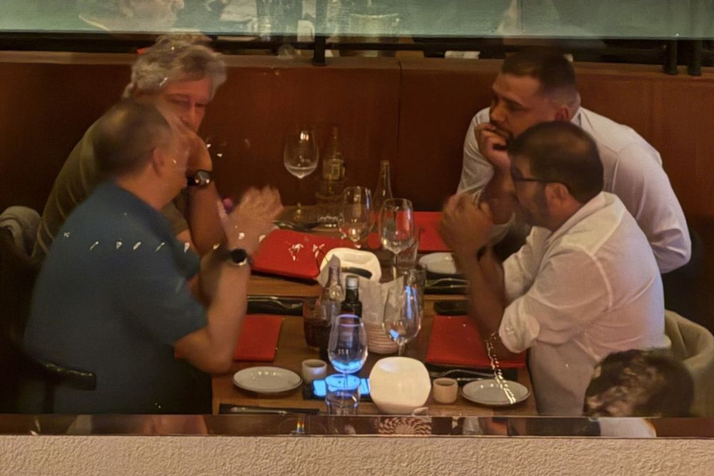 Reunión en un restaurante de dirigentes del Frente Amplio con el expresidente Rafael Correa