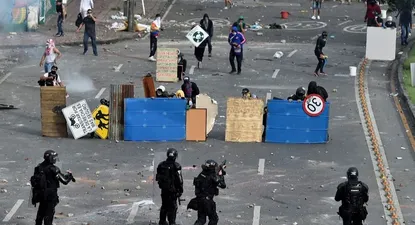 Es el séptimo día de las protestas contra el gobierno en Colombia, y el presidente sacó los militares a la calle