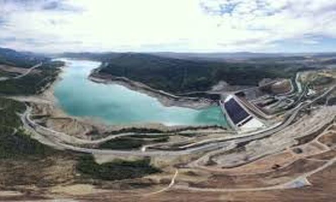 Panorámica del embalse de Yesa.