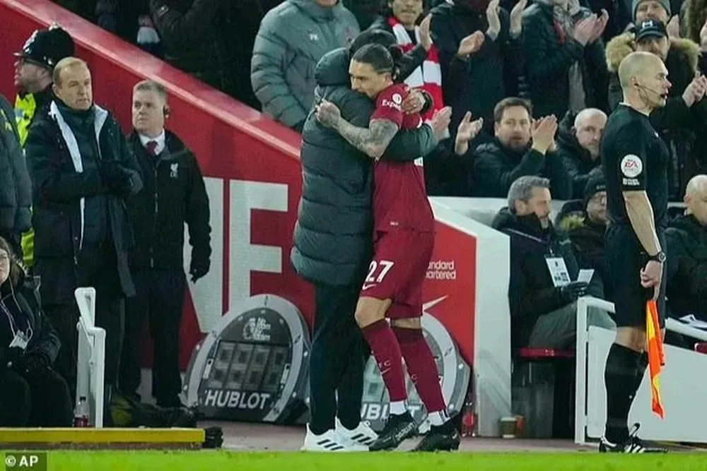 El abrazo de Darwin Núñez y Jürgen Klopp