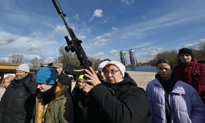 Mujer ucraniana entrena con un arma en Kiev, el 20 de febrero