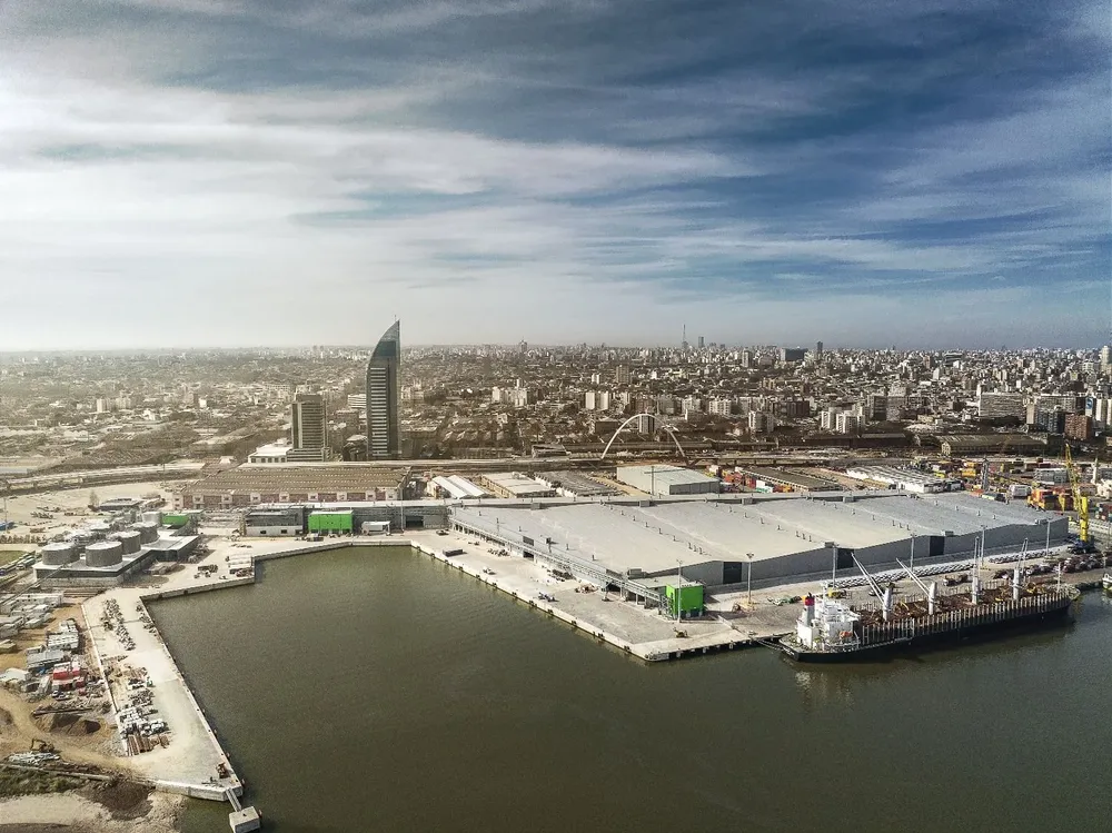 La pastera inauguró este mes una terminal logística en el puerto de Montevideo.