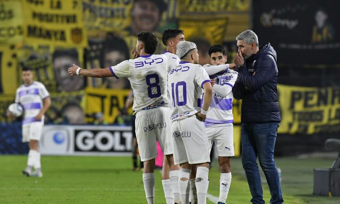 Alvaro Navarro y los jugadores de Defensor