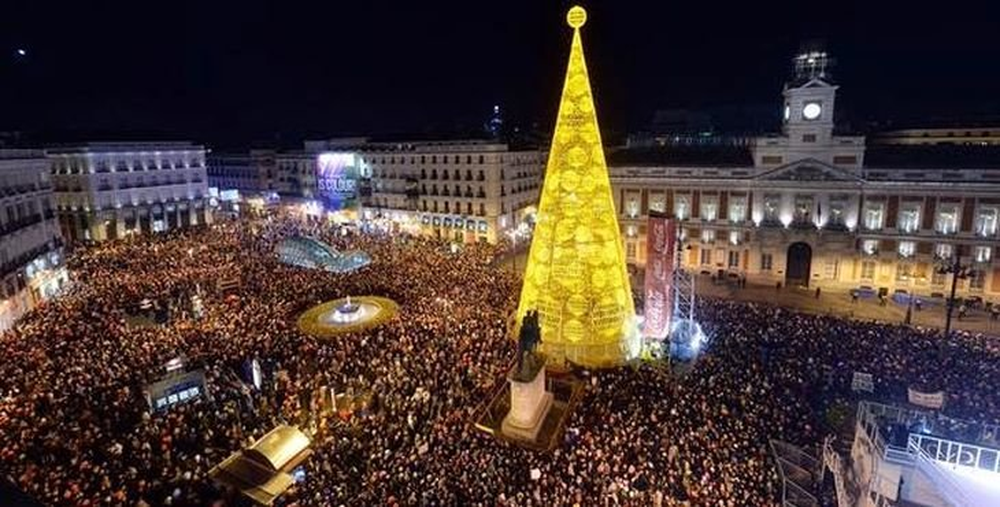 La Puerta del Sol recibe el año con las esperadas 12 campanadas.