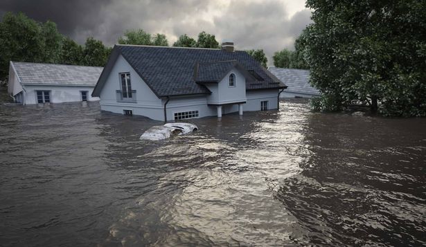 Una imagen de una casa en medio de inundaciones