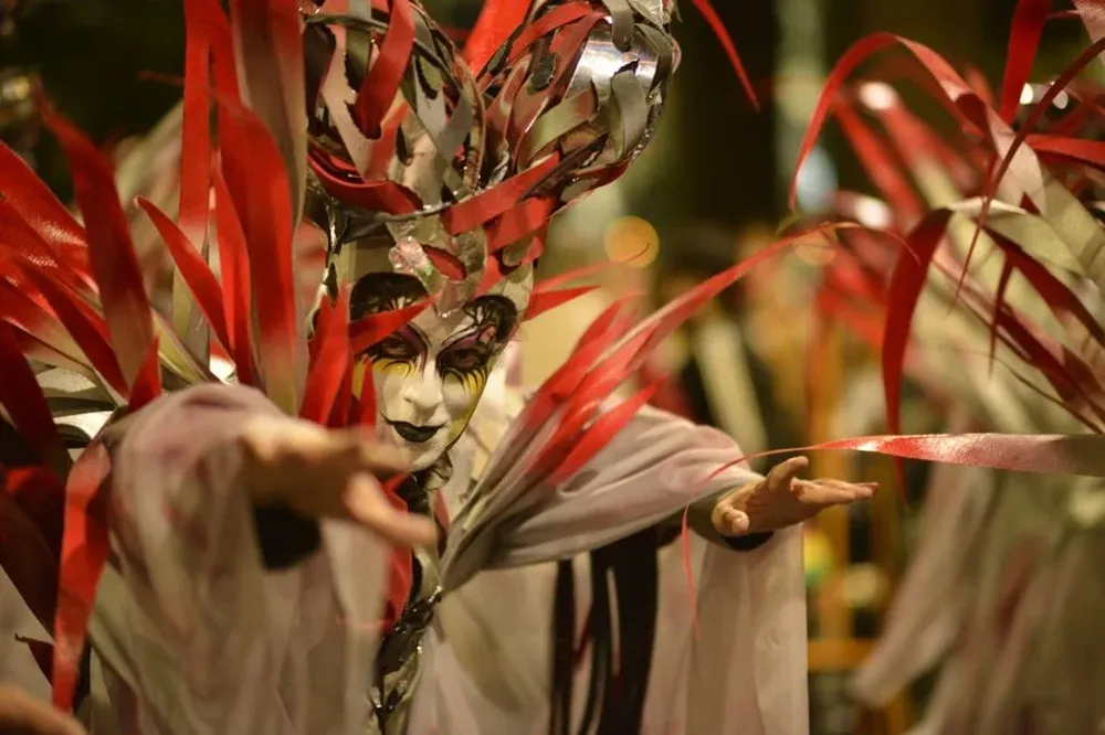 Murguistas desfilan por 18 de Julio.