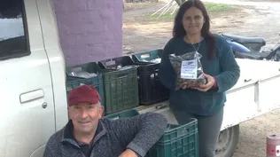 Eduardo y Betina con su producción de nueces.