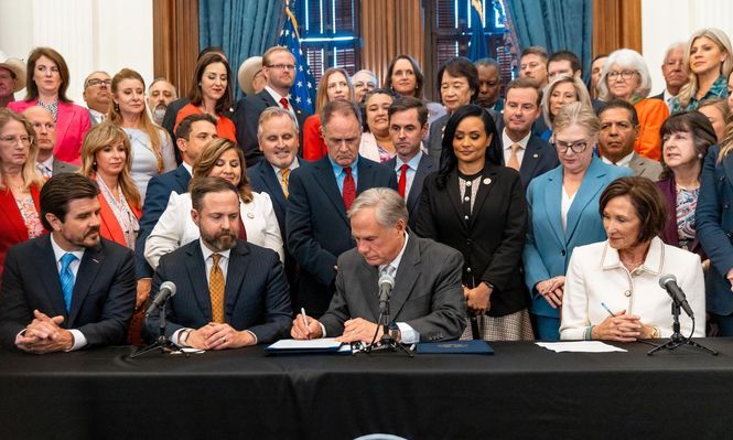 El 26 de agosto tuvo lugar una ceremonia de firma del gobernador Greg Abbott.