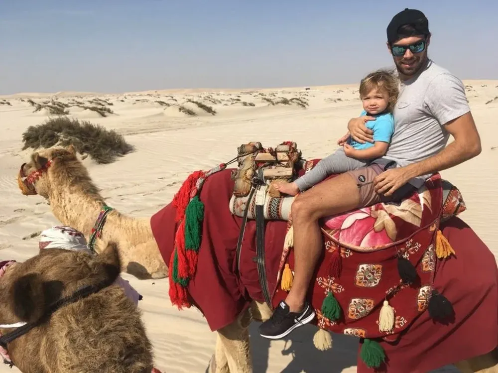 Gonzalo Viera con su hijo mayor, Renzo, en un camello