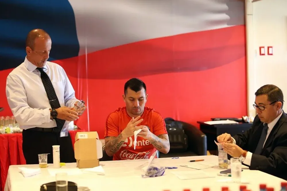 Gary Medel en el momento de su control