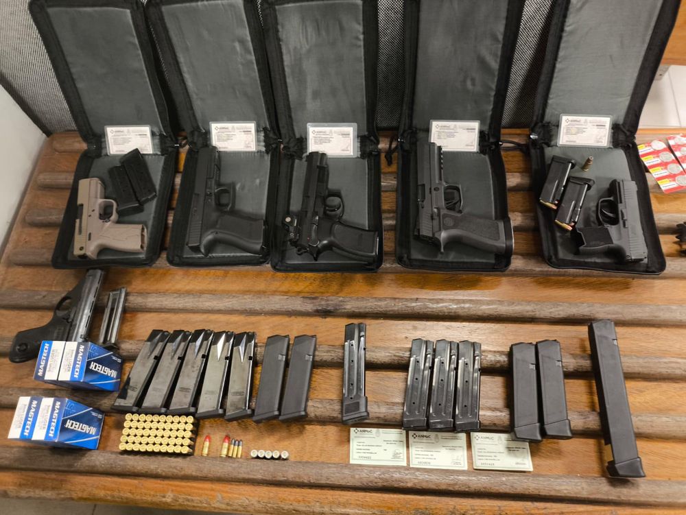 Armas incautadas en un Buquebus que llegó al Puerto de Montevideo